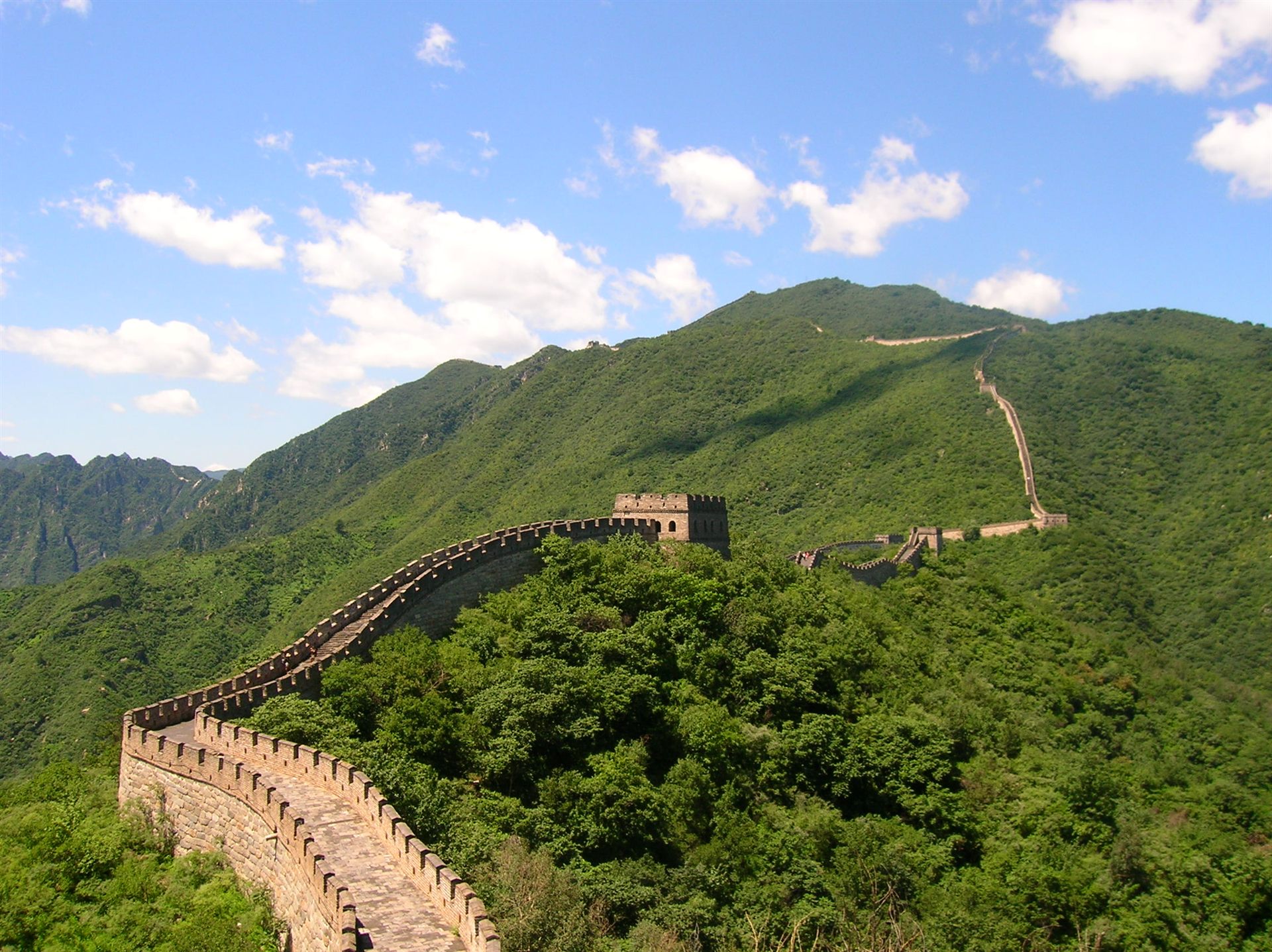 La Gran Muralla China serpenteando por las montañas